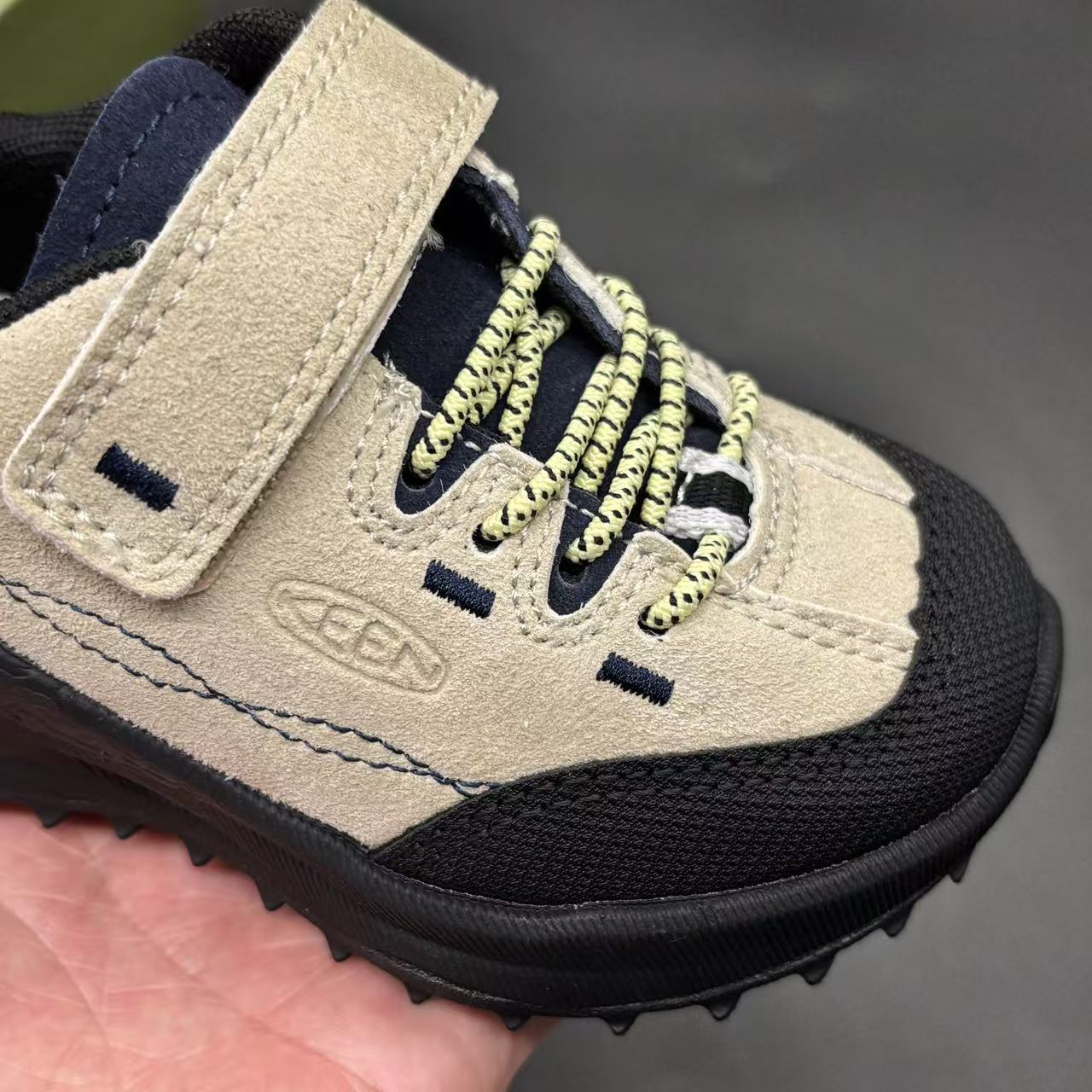 Children's shoes child
